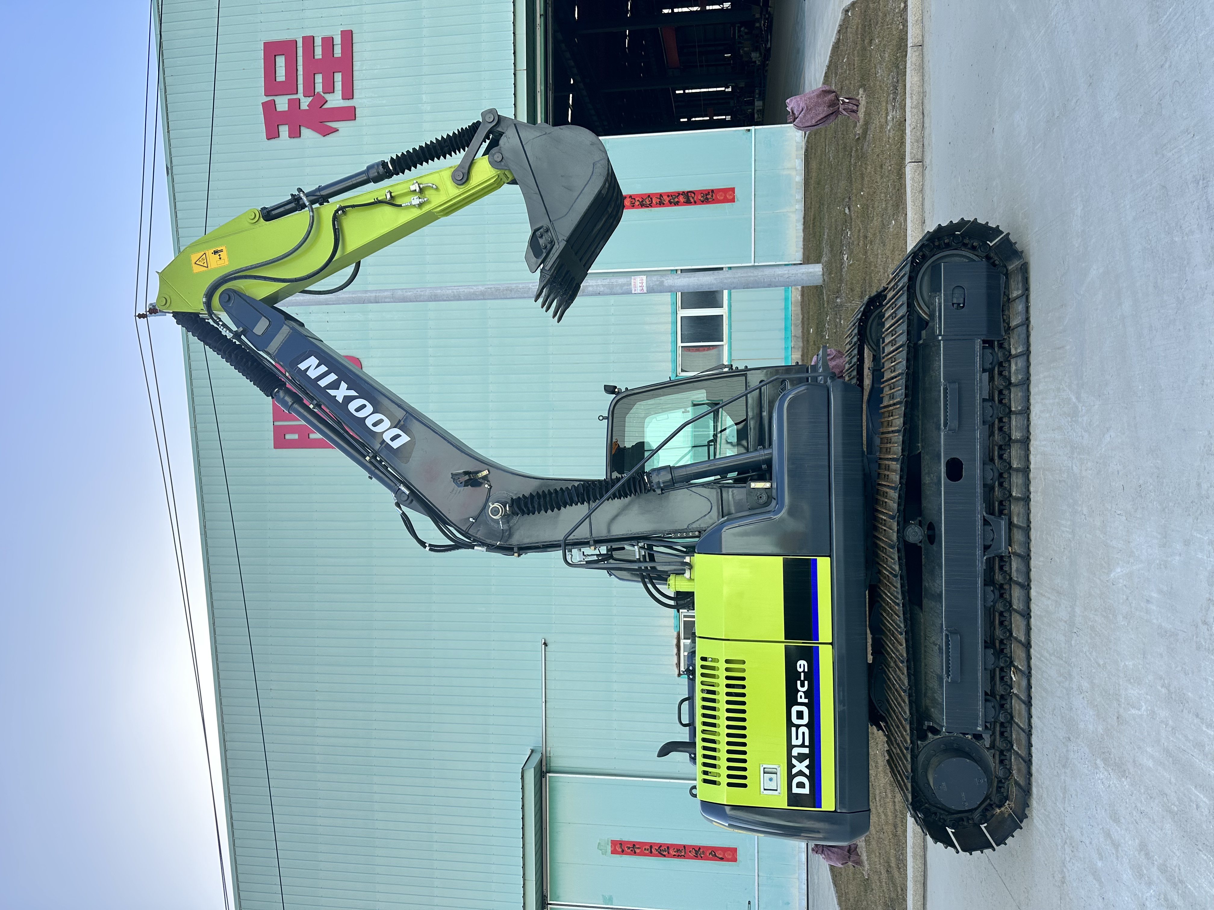 Sistem lan aksesoris hidraulik excavator