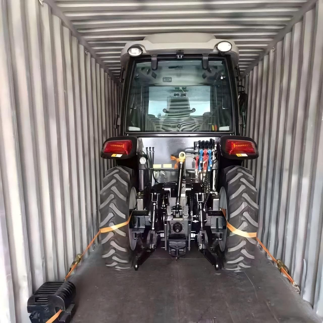 Traktor 50HP sing disesuaikan kanggo pelanggan Panama wis dikirim.