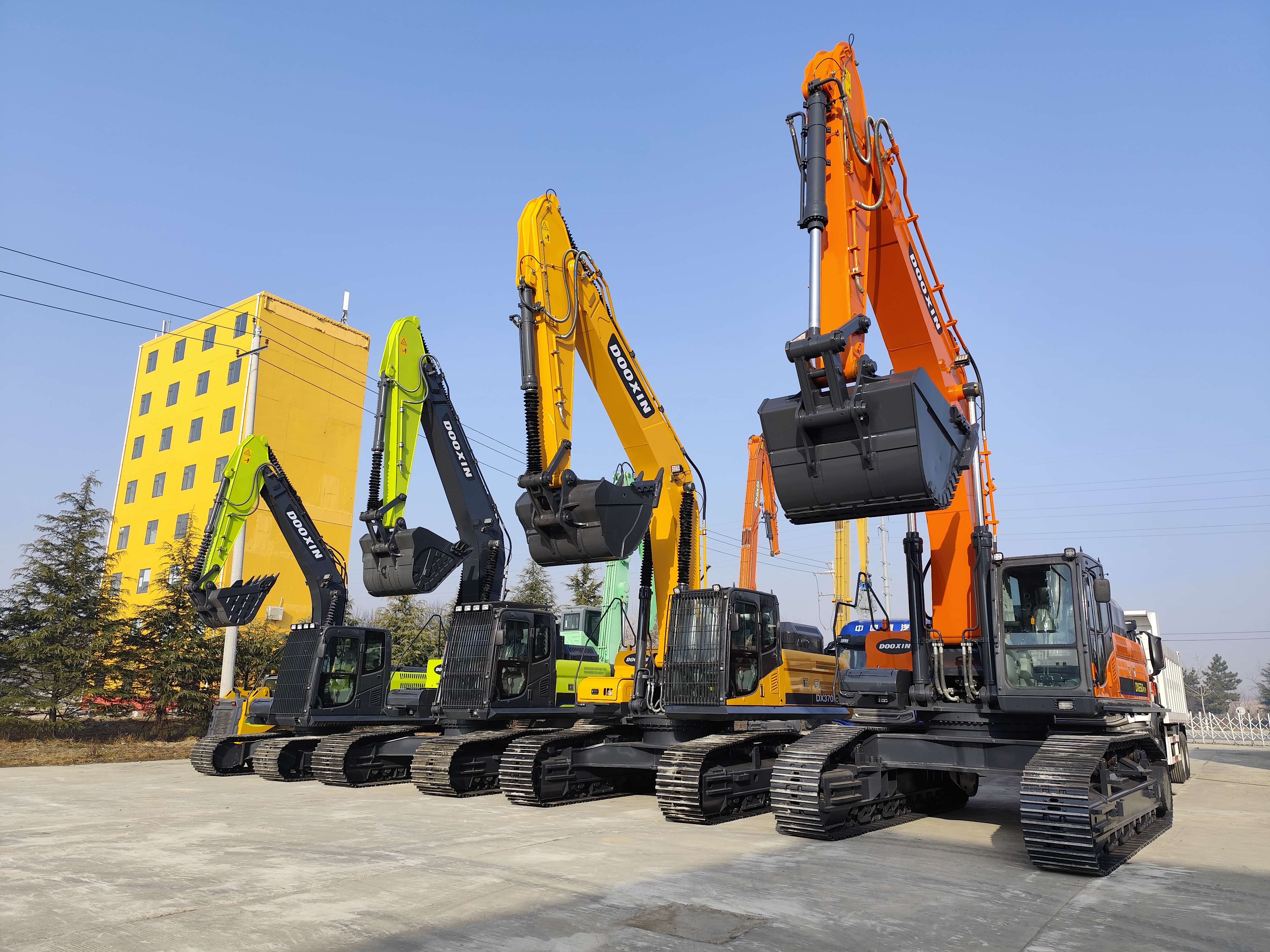 Ing taun 2025, dodolan excavator ing jaban rangkah wis ngluwihi 300.000 unit, kanthi total luwih saka $10.7 milyar.