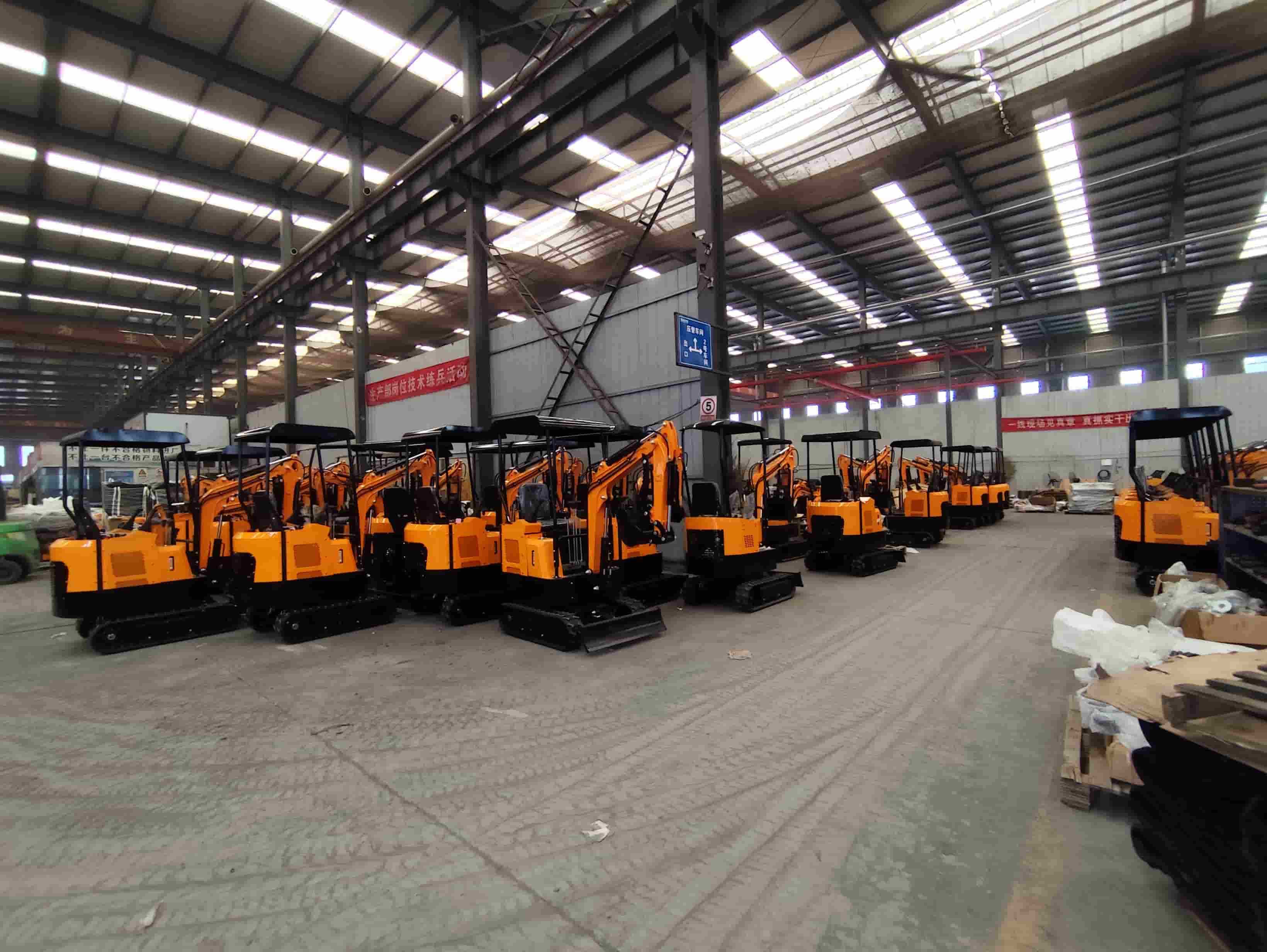 Jalur produksi rame banget amarga pesenan ekskavator mini Glorymax ing luar negeri terus saya tambah.